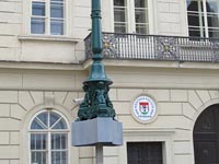 Replik von zwei Laternenpfählen auf dem Tomáš Garrigue Masaryk Platz in Příbram