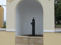 Wasserzapfsäule eines historischen Brunnens auf dem Tomáš Garrigue Masaryk Platz in Příbram